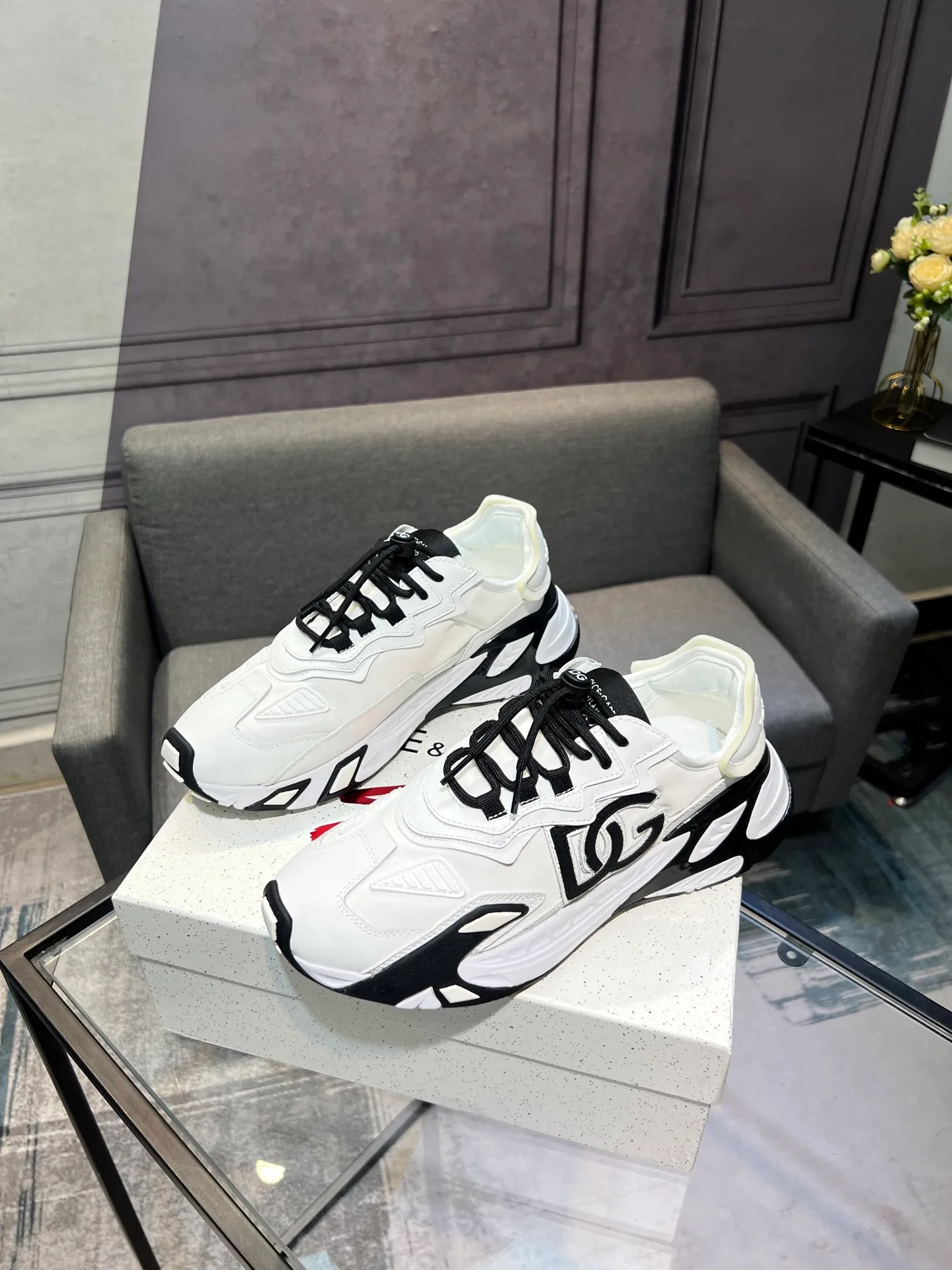 Men's shoes 💰580 Dolce&Gabbana D&G's latest casual sneakers. Original purchase, development and production. DG's latest explosion. The tongue has the brand's iconic details. It is fashionable and versatile and can add luster to various looks. Create an exquisite design with unique dynamic vitality and modern atmosphere, showing modern and elegant style. Exquisite packaging at the delivery counter🛍📦 ▪️Fabric: Original customized cowhide, lining: Original customized breathable lining, Size: Men's 38-44 (45 46 customized)